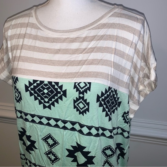 Lularoe Tee, sz S - Picture 2 of 7